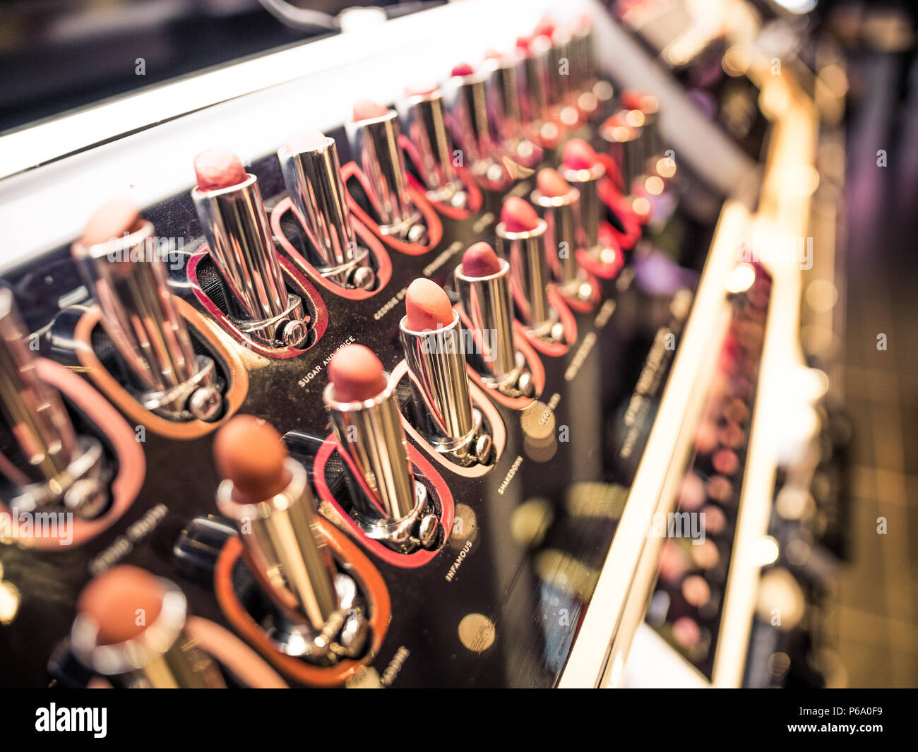 Lippenstifte auf einem Regal in einem Champs-Élysées Make-up Shop in Paris, Frankreich. Stockfoto