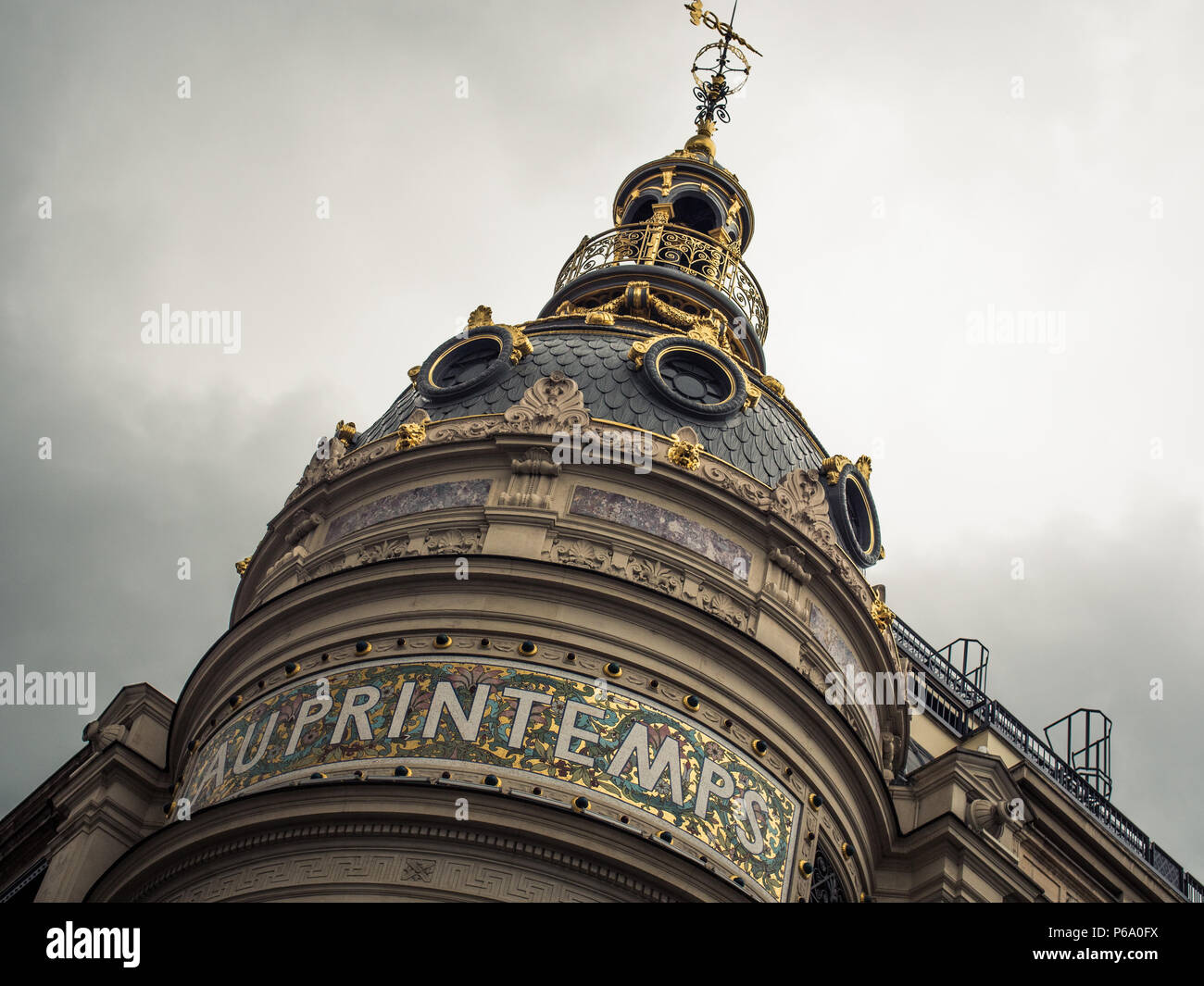 Extravagante Kuppel des Pariser Kaufhaus Printemps am Boulevard Haussmann in Paris, Frankreich. Stockfoto