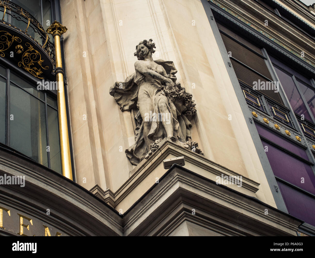 Weibliche steinerne Statue schmückt den Eingang eines Hotels in Paris, Frankreich. Stockfoto