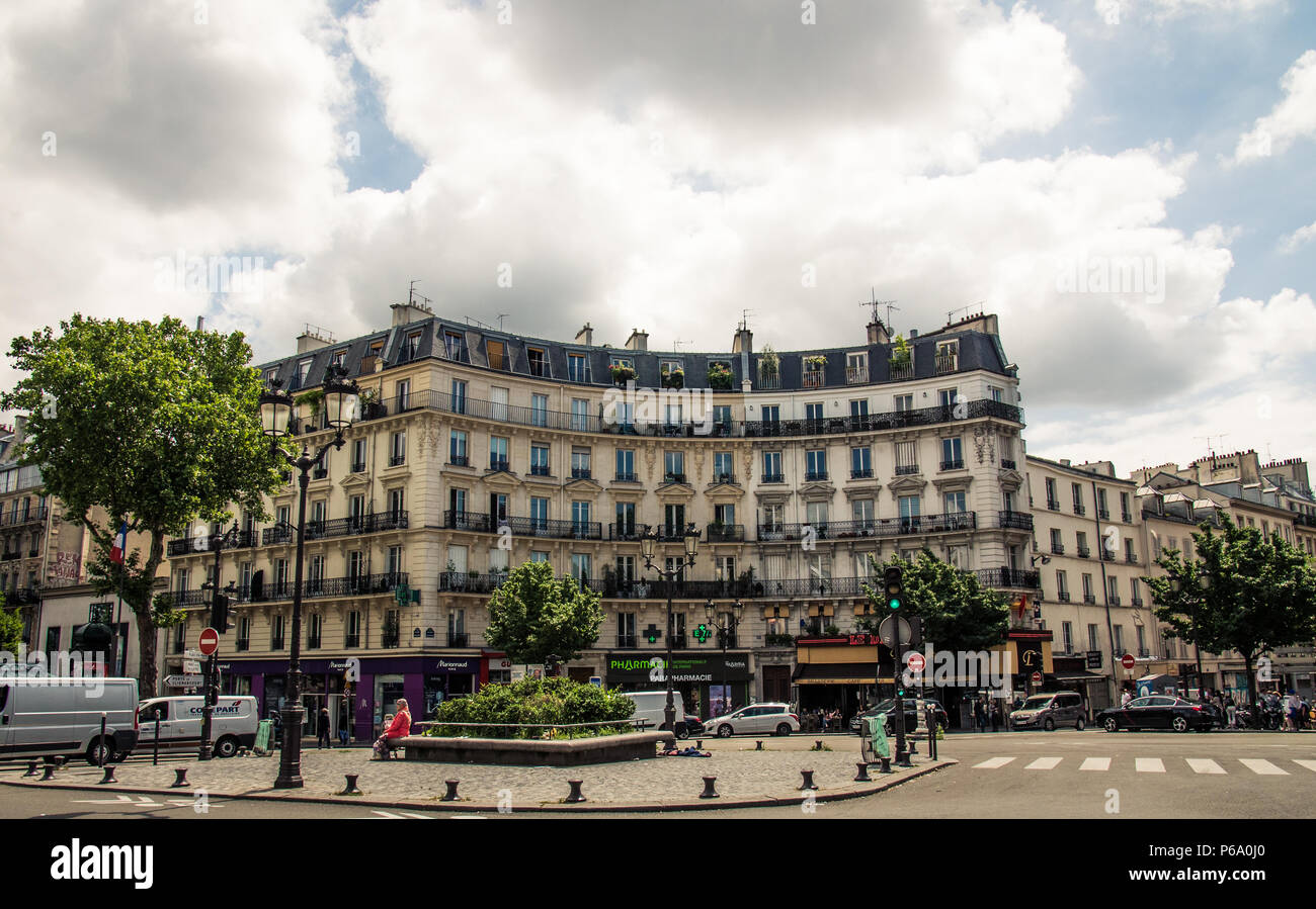 Haussmann Stil eingerichtetes Apartment Gebäude an einer Straßenecke in Paris, Frankreich. Stockfoto