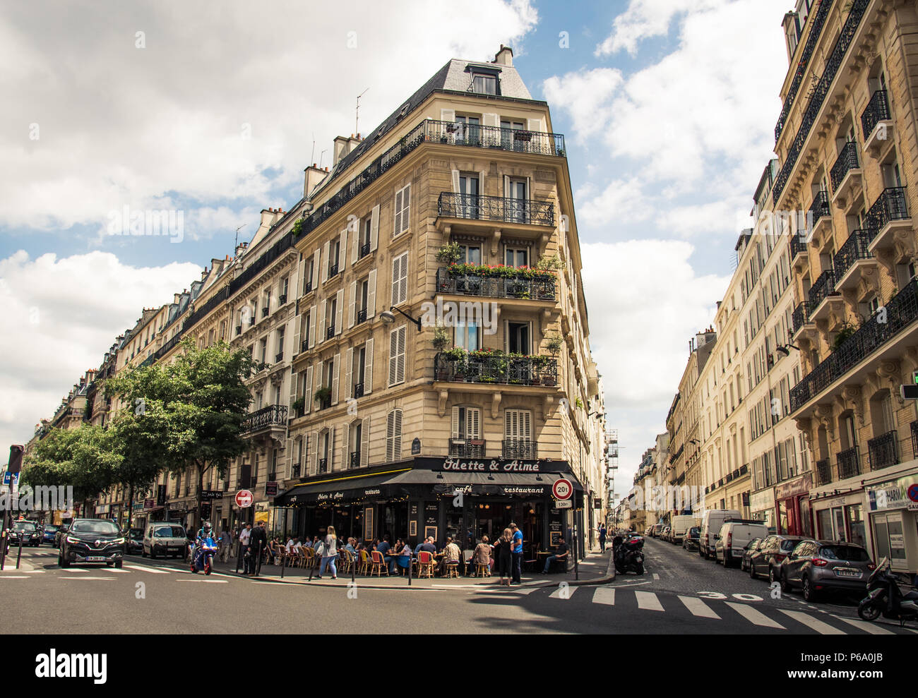 Haussmann Stil eingerichtetes Apartment Gebäuden und einem Pariser Café an einer Straßenecke im Sommer in Paris, Frankreich. Stockfoto