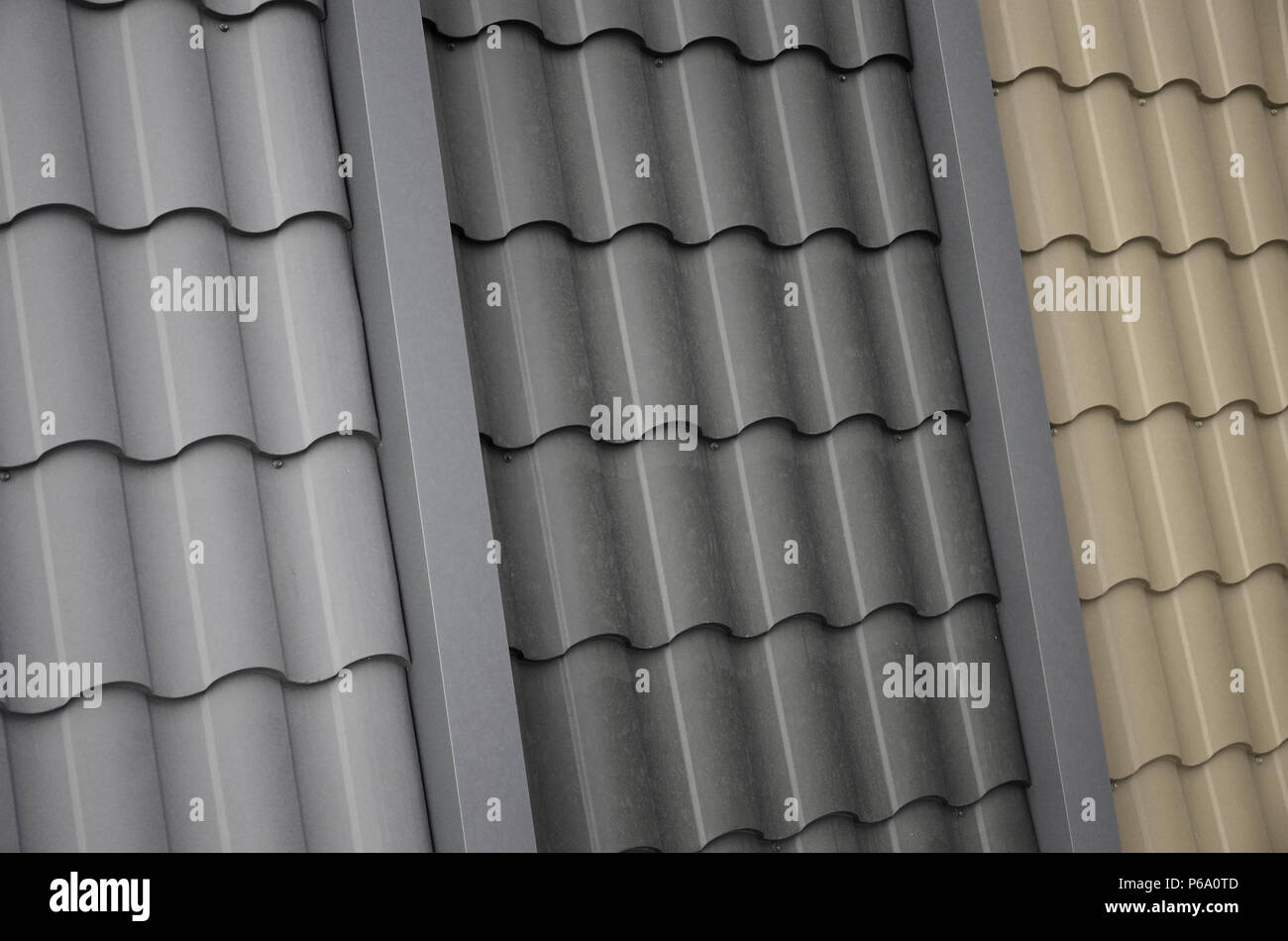 Dach Vorlagen aus Metall, Fliese. Mehrere Dachabdeckung Stücke  Stockfotografie - Alamy