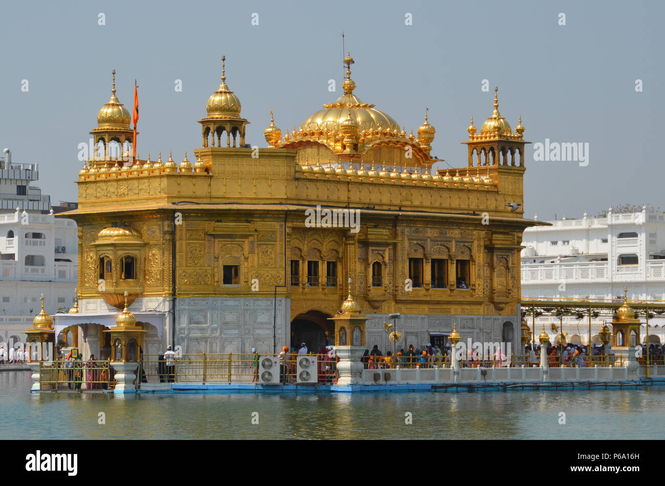 Golden Temple, Amritsar, Indien, Punjab, Harmandir Sahib, Heiligtum der Sikhs, die im 16. Jahrhundert, Tempel mit Blattgold, großen goldenen Kuppel gebaut Stockfoto