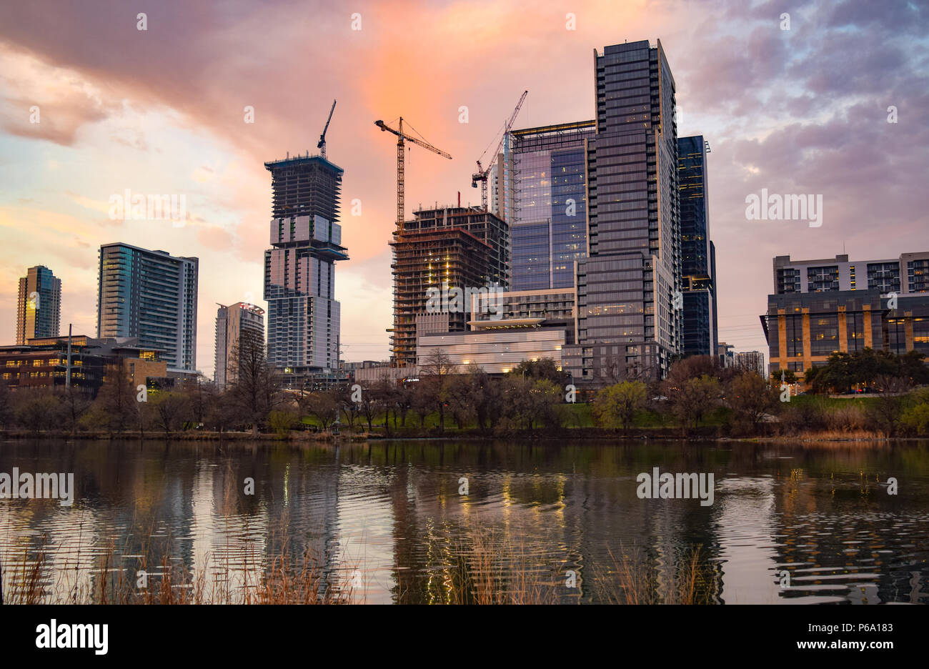 Baukräne dominieren die wachsende Skyline von Austin, Texas, USA, einem der am schnellsten wachsenden und beliebtesten Orte in den USA zu leben Stockfoto