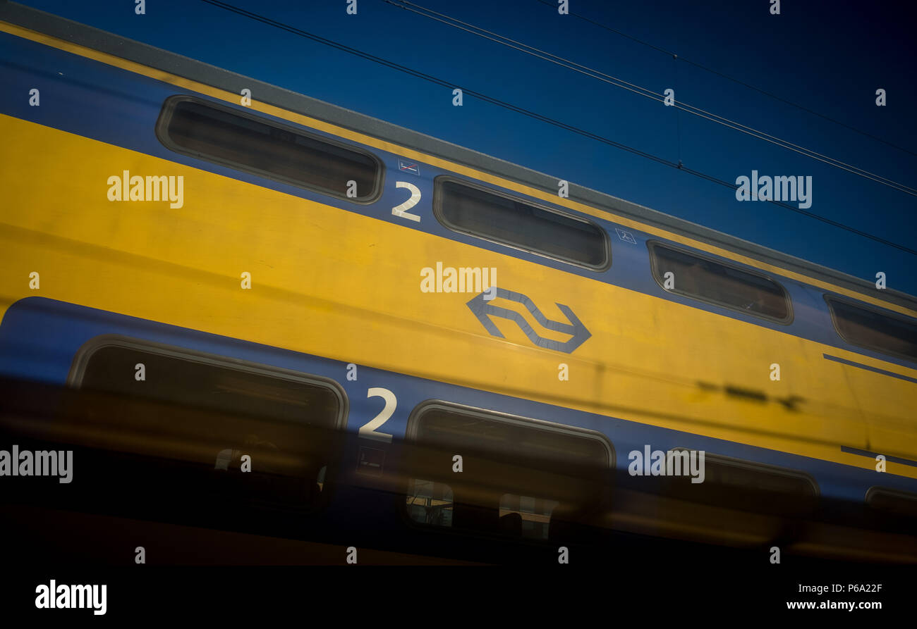 Holländische Züge am Hauptbahnhof Amsterdam in den Niederlanden Stockfoto