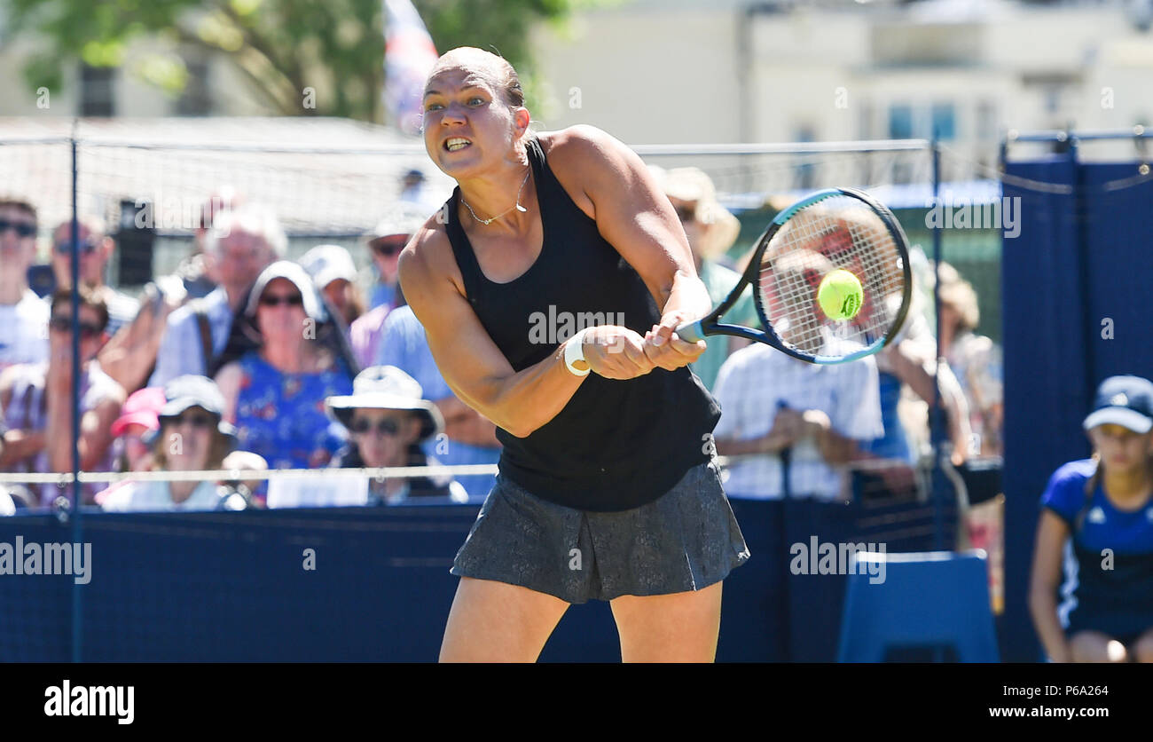 Kaia Kanepi Estlands in Aktion gegen Jelena Ostapenko Lettlands Während der Natur Tal internationalen Tennisturnier in Devonshire Park in Eastbourne East Sussex UK. 26. Juni 2018 Stockfoto