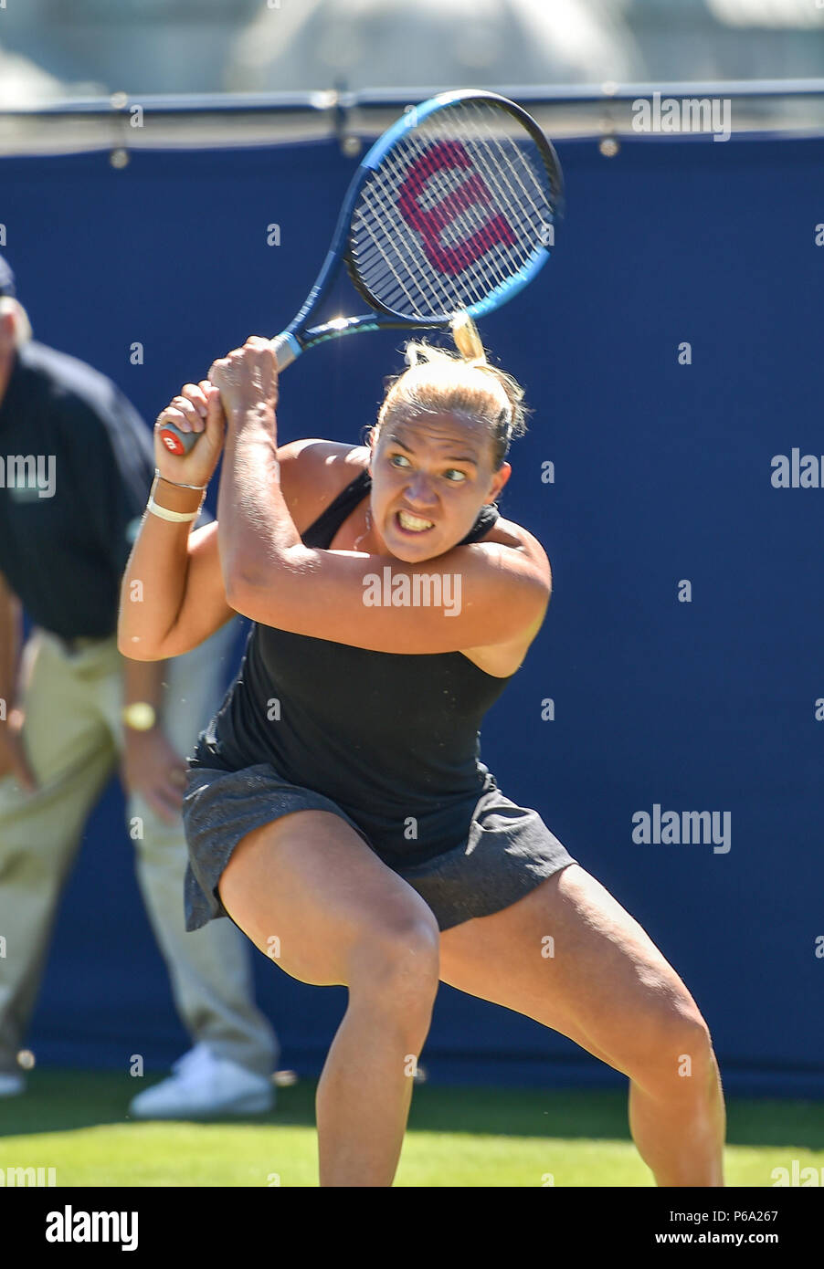 Kaia Kanepi Estlands in Aktion gegen Jelena Ostapenko Lettlands Während der Natur Tal internationalen Tennisturnier in Devonshire Park in Eastbourne East Sussex UK. 26. Juni 2018 Stockfoto