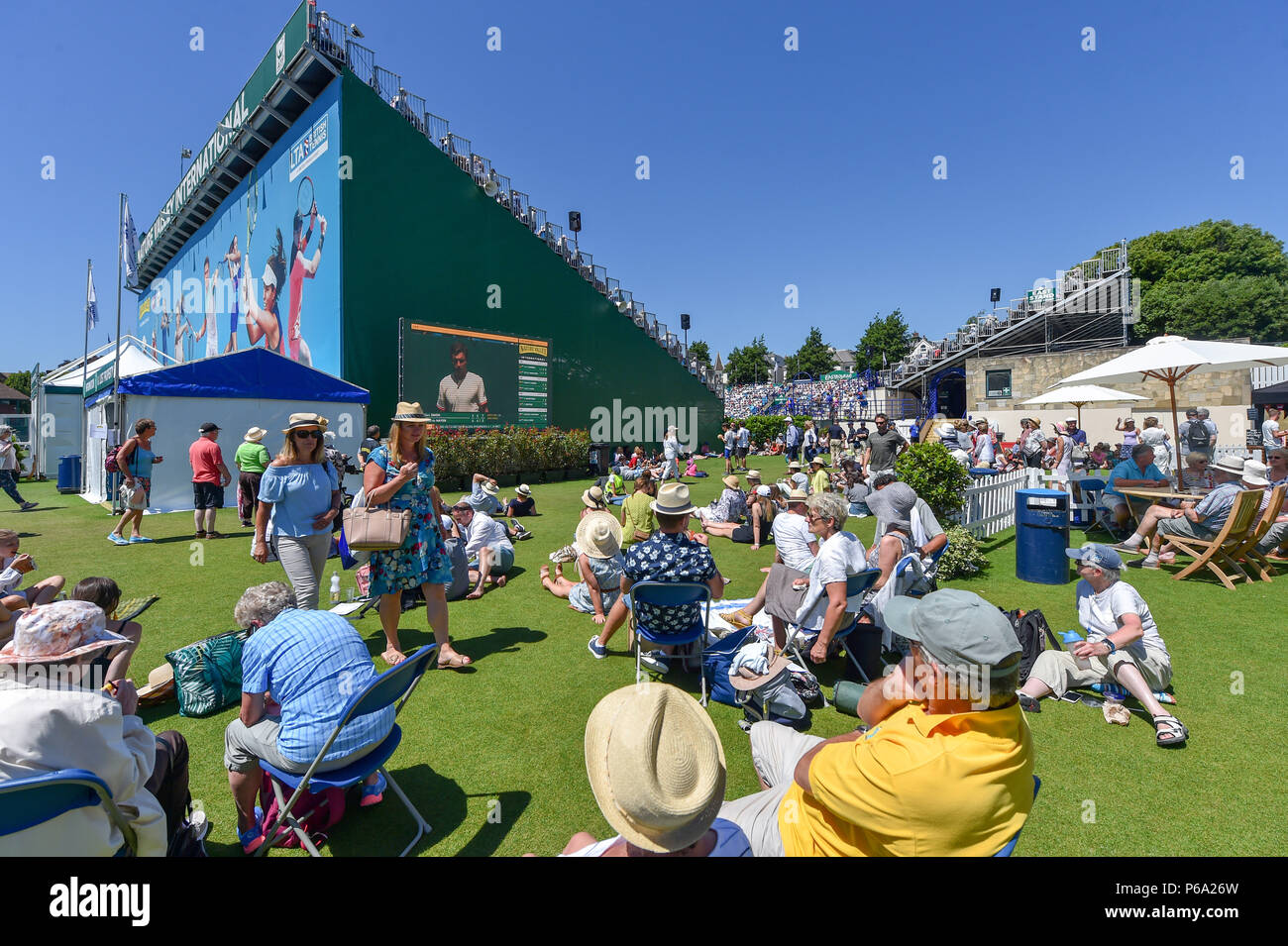 Große Menschenmengen, genießen Sie den Sonnenschein in der Natur Tal internationalen Tennisturnier in Devonshire Park in Eastbourne East Sussex UK. 26. Juni 2018 Stockfoto