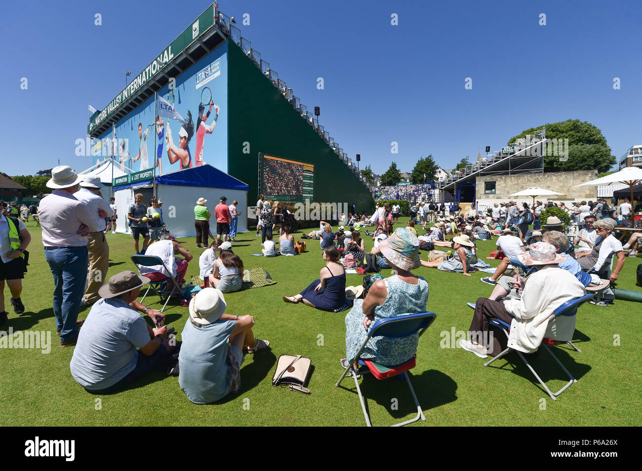 Große Menschenmengen, genießen Sie den Sonnenschein in der Natur Tal internationalen Tennisturnier in Devonshire Park in Eastbourne East Sussex UK. 26. Juni 2018 Stockfoto