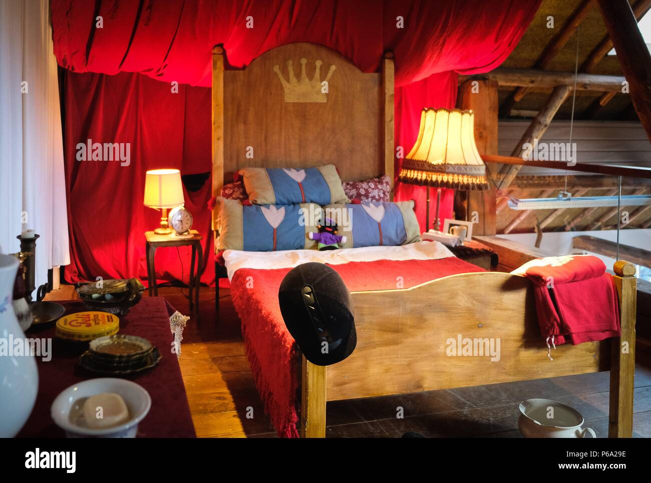Lampe im Schlafzimmer eines niederländischen Haus Stockfoto
