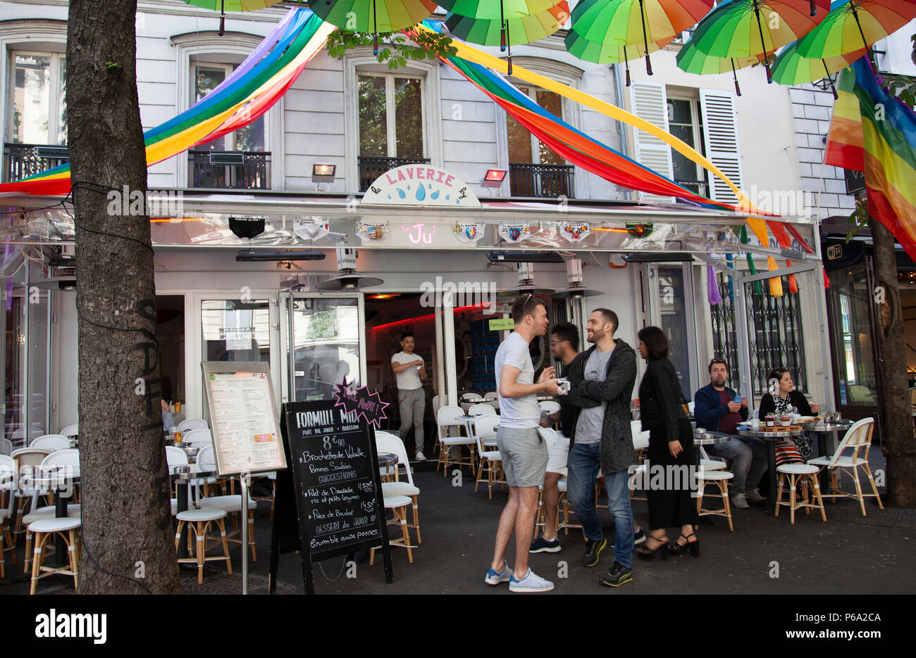 Cafe auf der Rue des Archives im Marais-Viertel von Paris, Frankreich Stockfoto