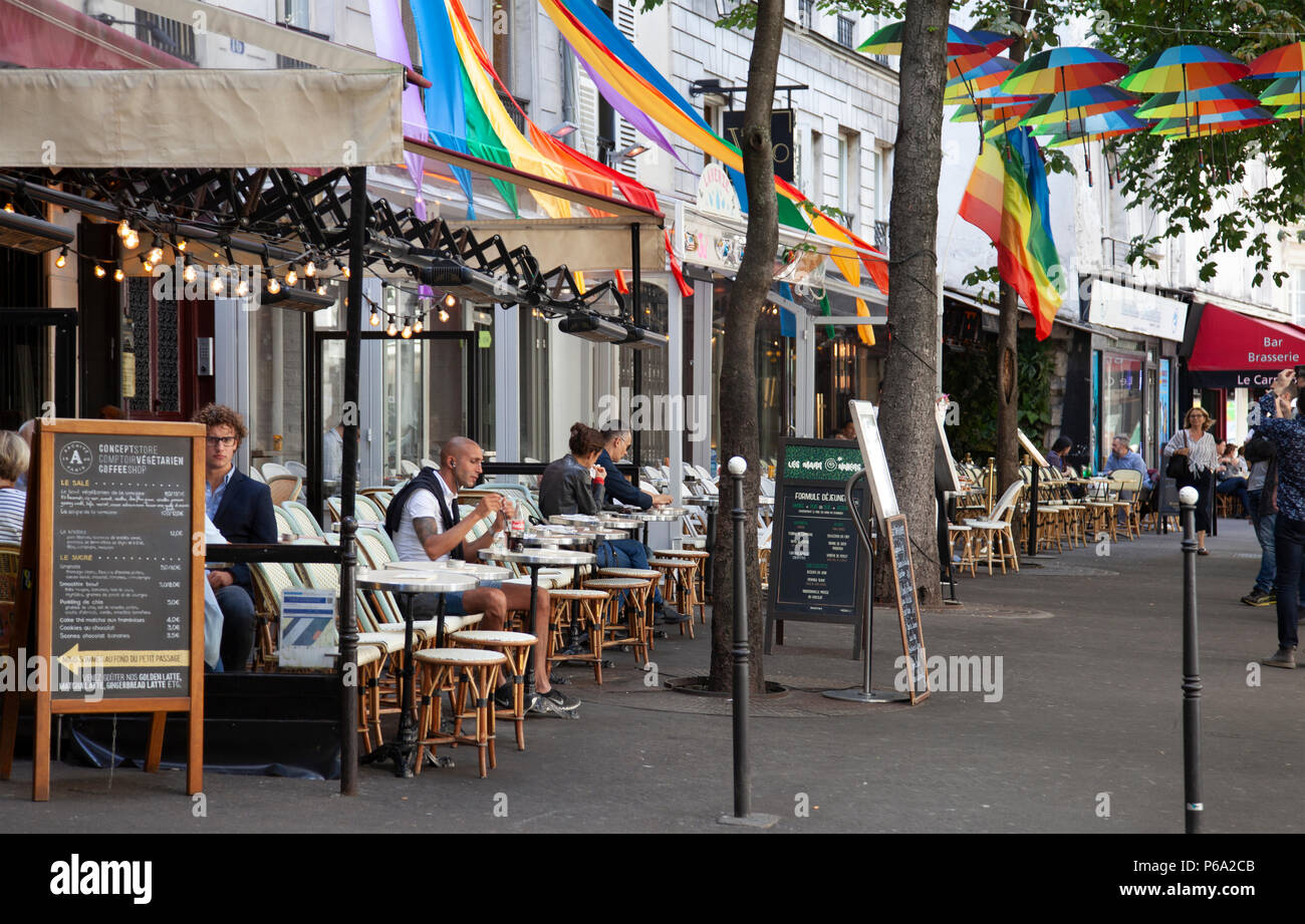 Cafés entlang der Rue des Archives im Marais-Viertel von Paris, Frankreich Stockfoto