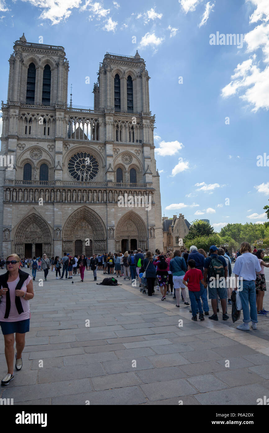 Touristen Warteschlange Notredame Kathedrale in Paris, Frankreich Stockfoto