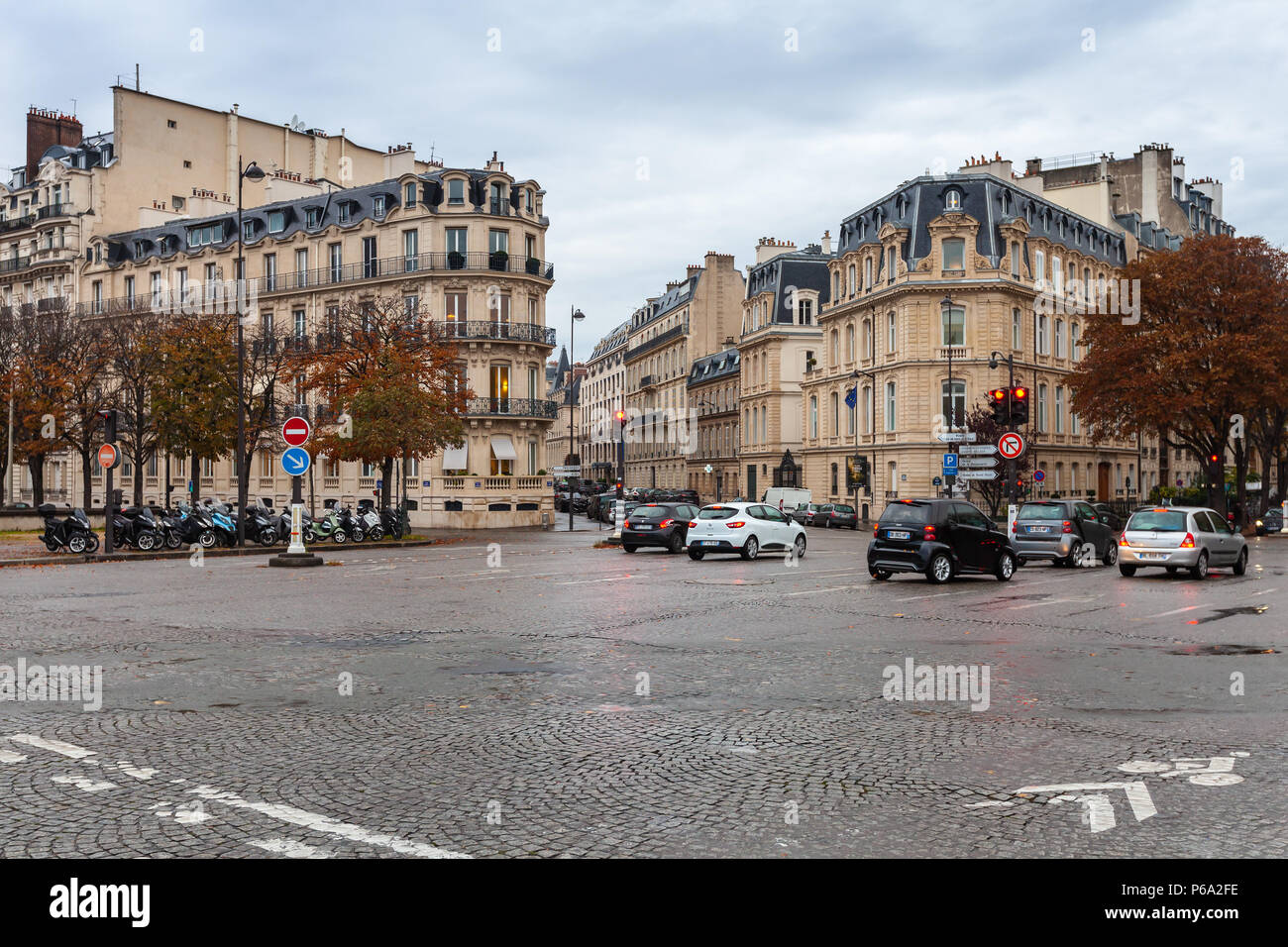 Paris, Frankreich, November 4, 2016: Blick auf die Straße von Paris die Stadt mit Autos warten auf städtischen Kreuzung Stockfoto