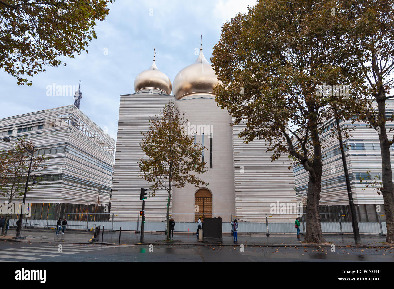 Paris, Frankreich, November 4, 2016: Street View mit Kathedrale der Heiligen Dreifaltigkeit, neuen russisch-orthodoxen Kathedrale in Paris. Gewöhnliche Menschen zu Fuß auf Str Stockfoto