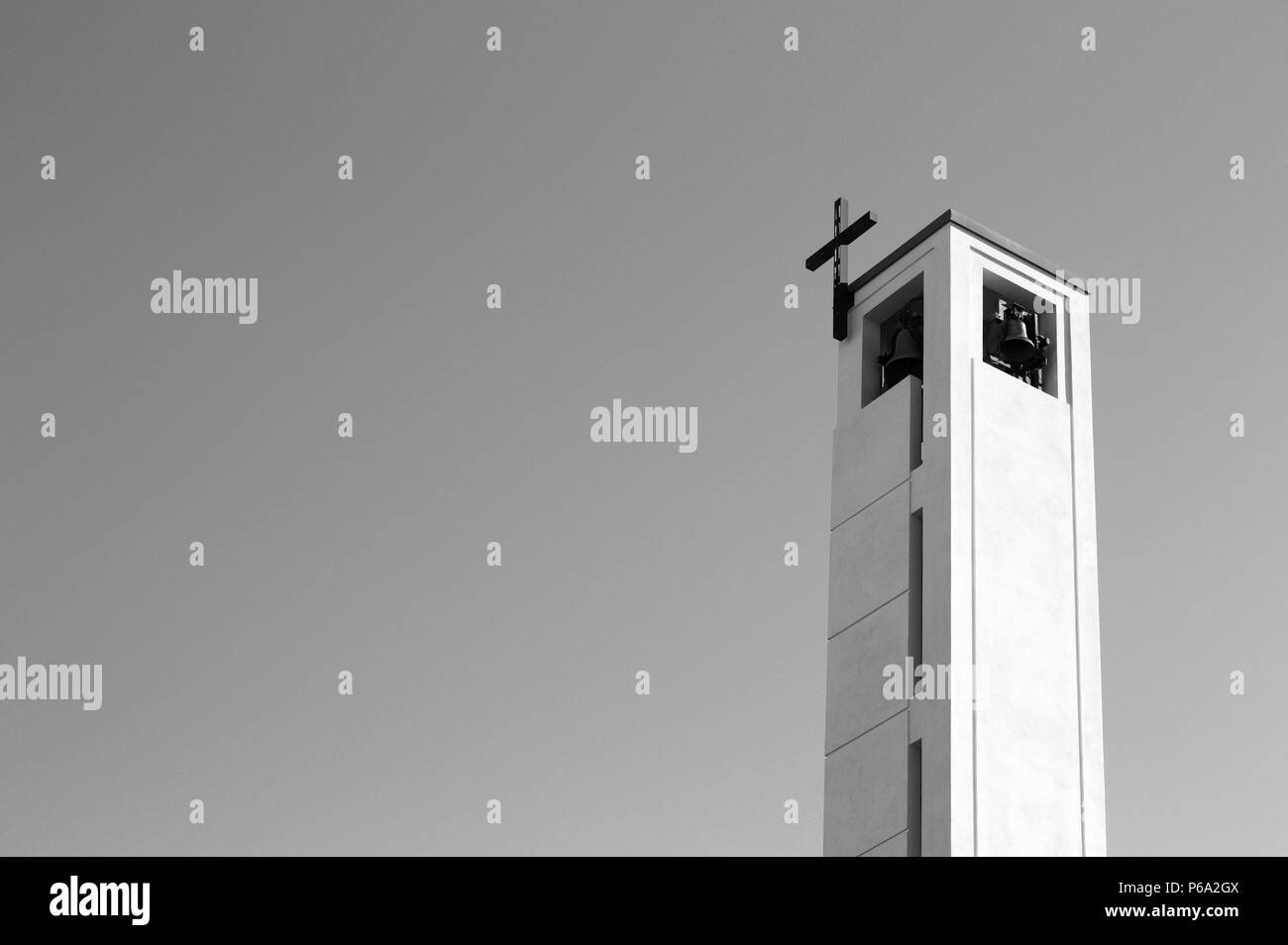 Isolierter Kirchturm einer modernen Kirche mit Kruzifix - Minimale Architektur (Fano, Italien) Stockfoto