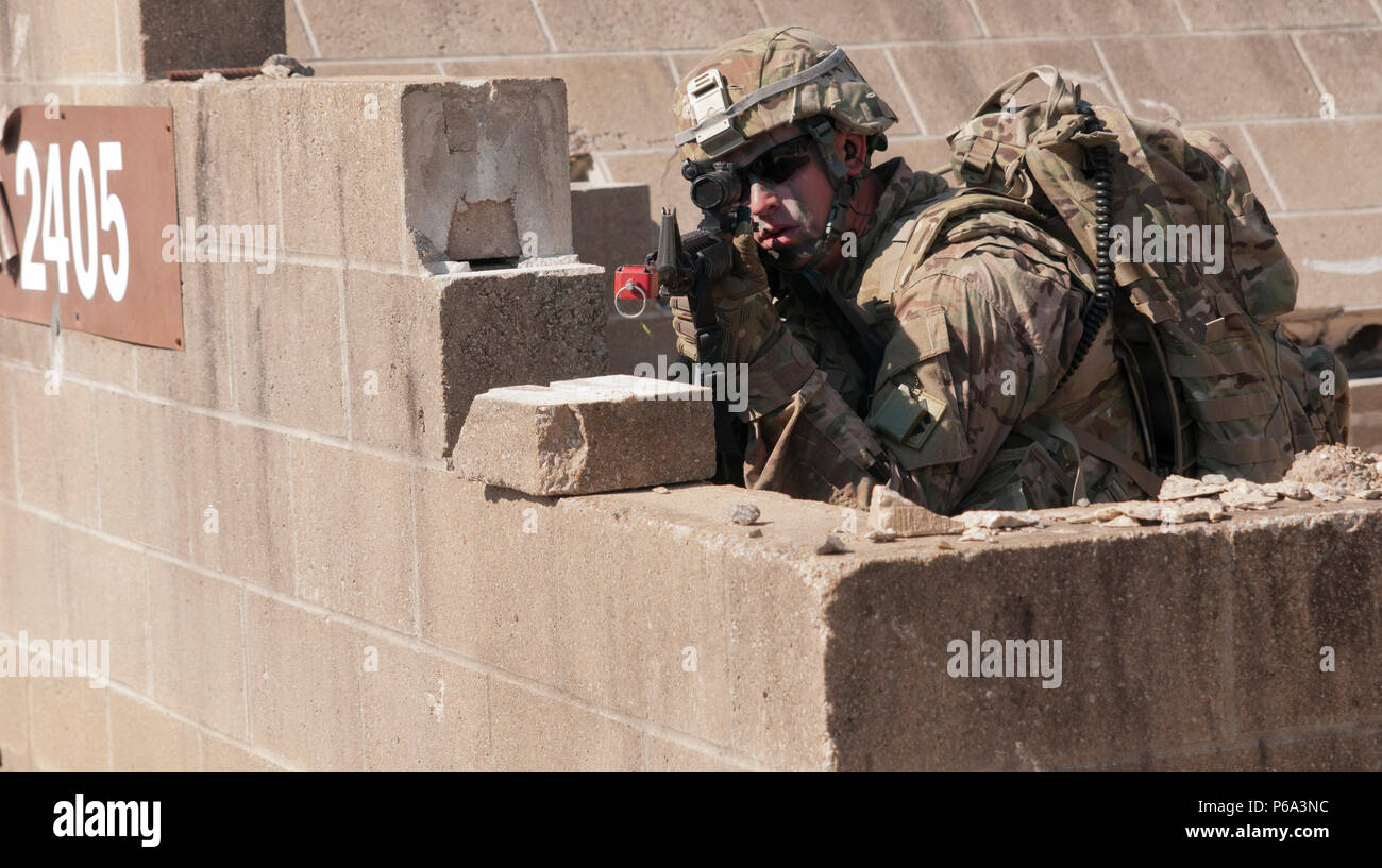 Sgt. Andrew Brock, ein Air Traffic Control Operator aus Mustang, Oklahoma, und ein Mitglied des 1 Flugplatz Operations Battalion, 245Th Aviation Regiment, 90th Truppe den Befehl, Oklahoma Army National Guard bleibt wachsam und von einer sicheren Anschlag während der Teilnahme an einem Squad Training im Camp Gruber, Oklahoma. Die 1-245 th AOB in der Flugsicherung und Flugplatz Operationen spezialisiert hat. Die Hauptaufgabe der AOB ist Flugplätze zu etablieren und in die abgelegensten Regionen der Welt. Die Einheit ist die Vorbereitung für den Einsatz im Nahen Osten in diesem Sommer. Ihre Zeit bei C Stockfoto