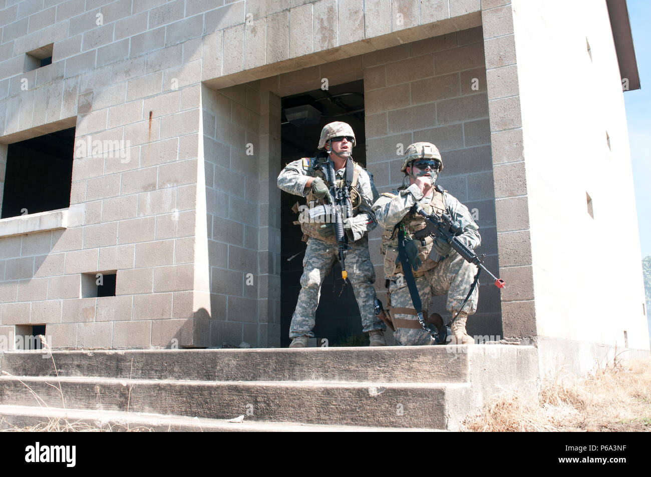 Staff Sgt. Jessie Ramirez von Oklahoma City und SPC. David Butler von Norman, Oklahoma, Mitglieder der 1 Flugplatz Operations Battalion, 245Th Aviation Regiment, 90th Truppe den Befehl, Oklahoma Army National Guard, der sich während der Teilnahme an einem Squad Training im Camp Gruber, Oklahoma. Die beiden gardisten sind Air Traffic Control. Die 1-245 th AOB in der Flugsicherung und Flugplatz Operationen spezialisiert hat. Die Hauptaufgabe der AOB ist Flugplätze zu etablieren und in die abgelegensten Regionen der Welt. Die Einheit ist die Vorbereitung für den Einsatz in den Nahen Osten dieses Stockfoto