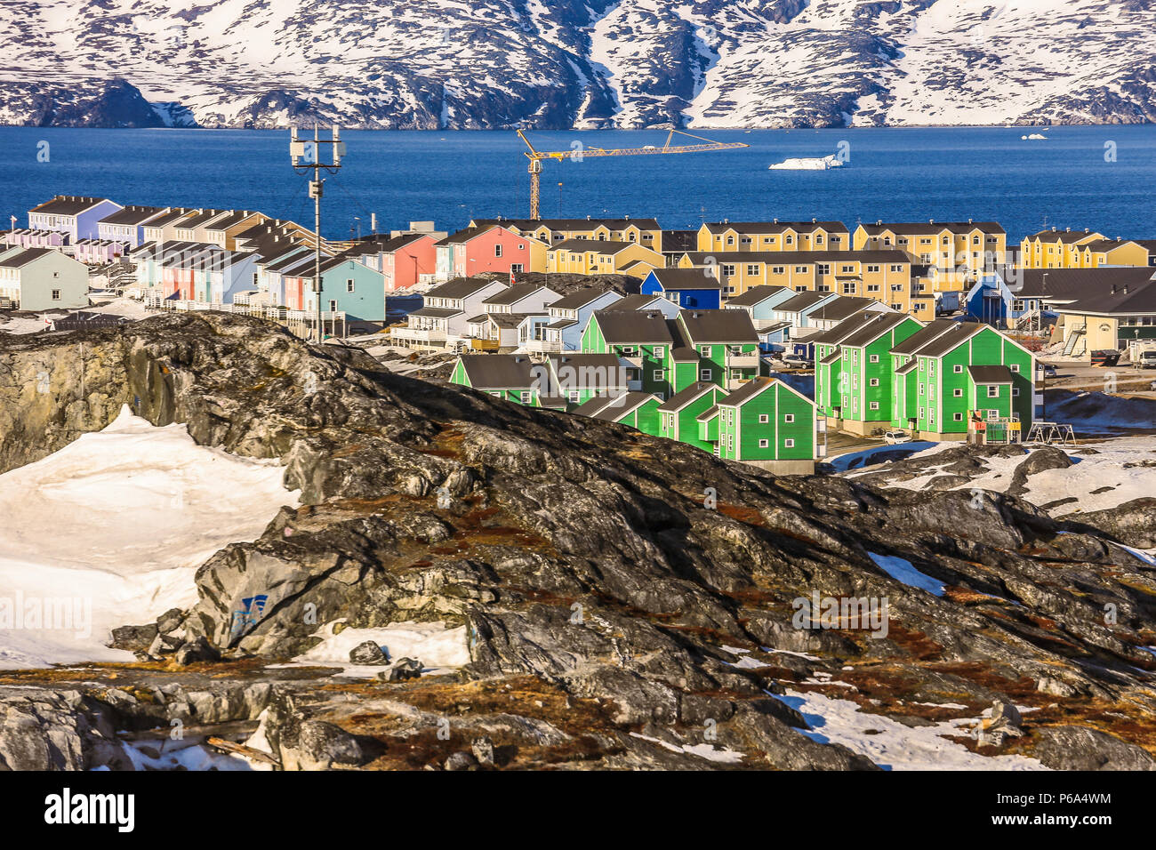 Nuuk Stadt mit bunten Häusern im Schnee mit Blick auf den Fjord und die Berge im Hintergrund, Grönland Stockfoto