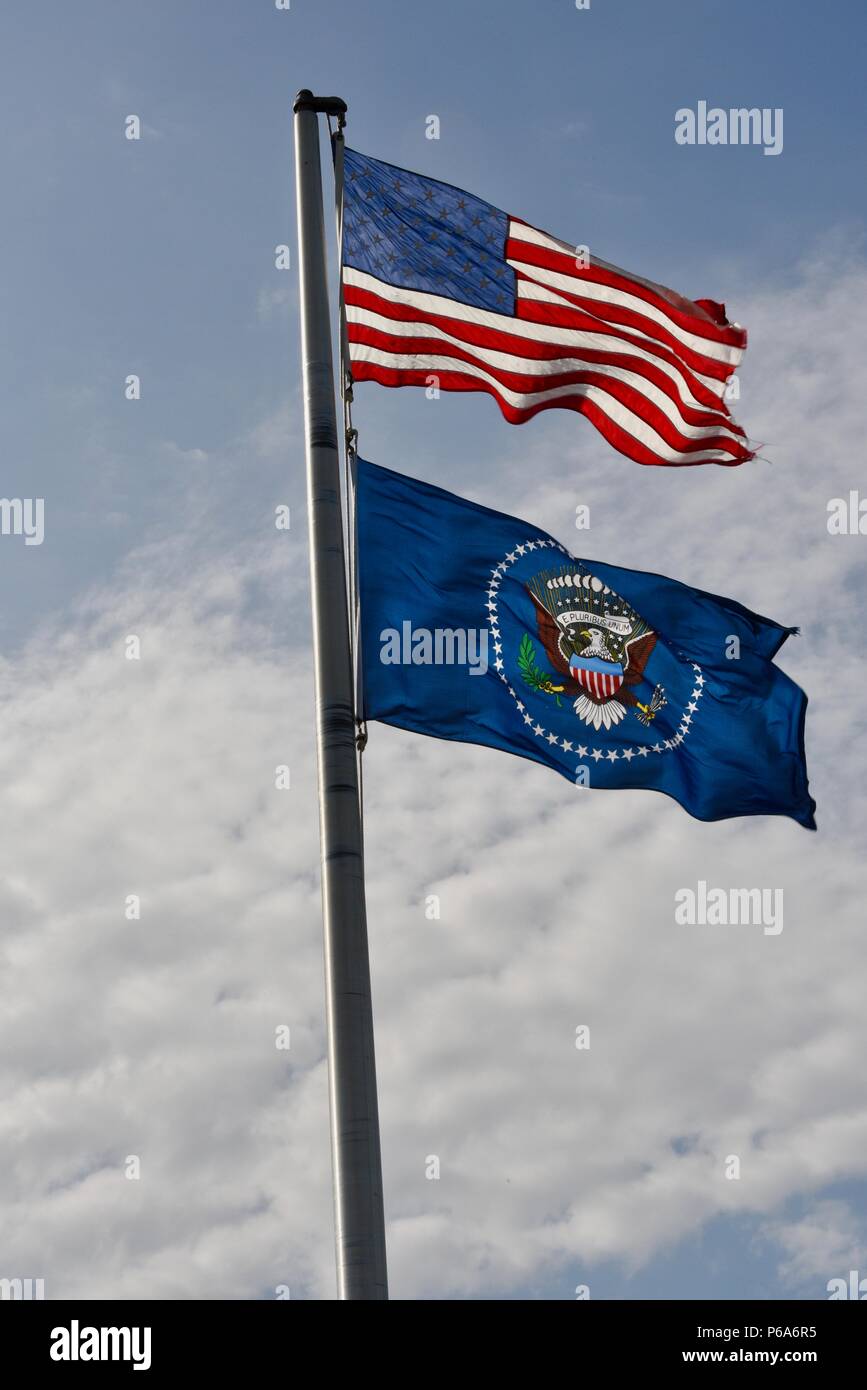 United States National & US-Präsidentschaftswahl flags, US, Presidential Seal auf der blauen Fahne, über Lyndon B Johnson National Historical Park, TX USA fliegen Stockfoto