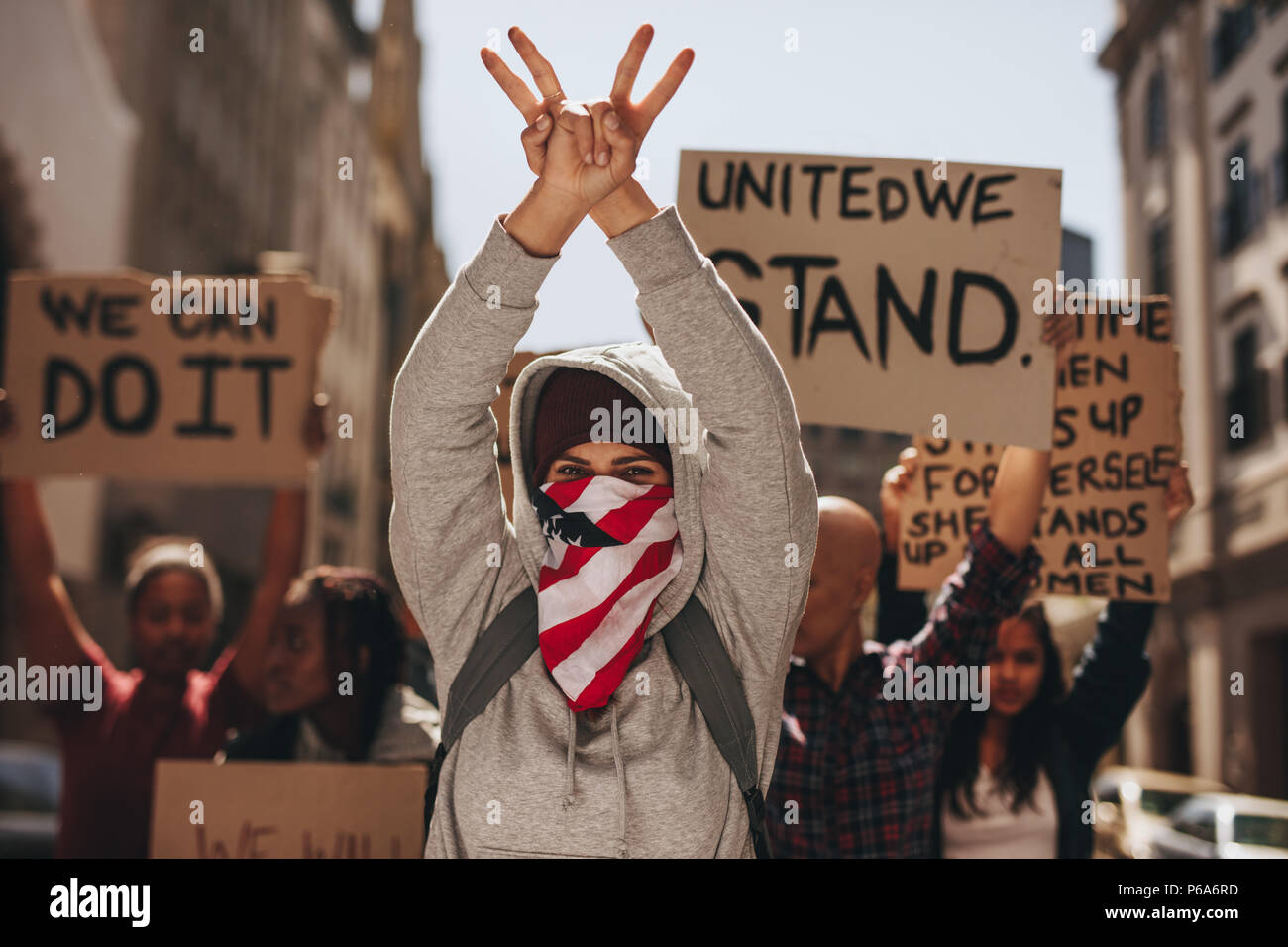 Frau mit dem Mund fallen Gestik Friedenszeichen mit beiden Händen auf der Straße. Gruppe von Frauen leise Protest auf der Straße. Stockfoto