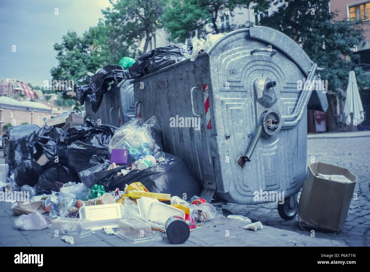 Müllcontainer in einer Stadt Straße überfüllt Stockfoto