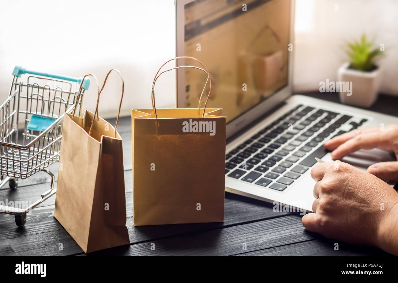 Online shopping Konzept, junge Männer mit Laptop und Holding Kreditkarte, selektiver Fokus auf Händen Stockfoto