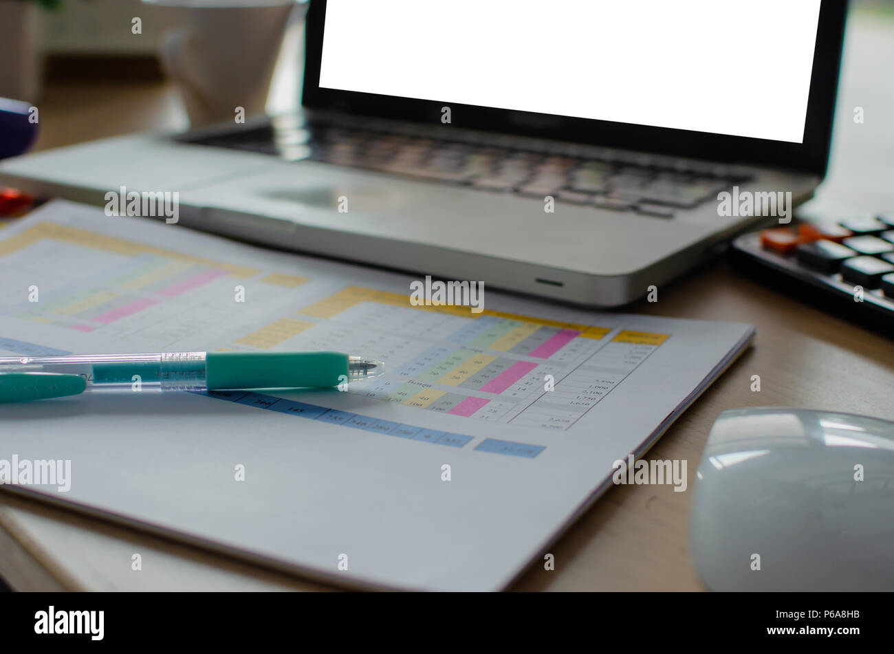 Büro Arbeitsplatz mit Laptop und Bericht Analyse auf dem Schreibtisch. Stockfoto