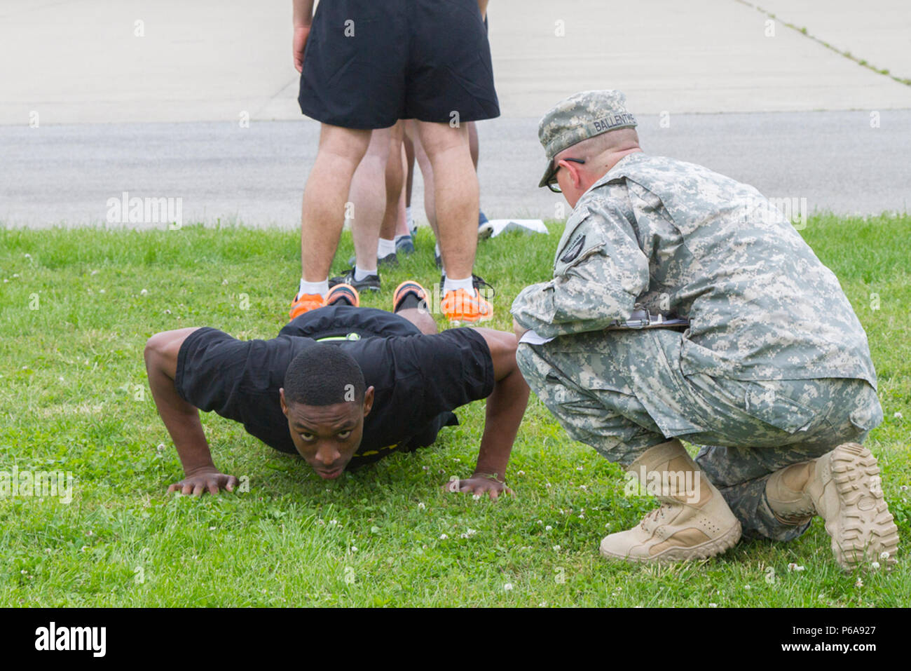 2. Lt. Lorenzo A. Peterson, ein Offizier mit 58Th Signal Company, 101 Spezielle Truppen Bataillon, Luftlandedivision Sustainment Brigade, Luftlandedivision (Air Assault), führt so viele Push-wie er kann während der körperlichen Fitness Test für die Besten Spartan Wettbewerb auf Fort Campbell, Ky., Mai 16, 2016 ups. (U.S. Armee Foto von Sgt. Neysa Canfield, Luftlandedivision Sustainment Brigade Public Affairs) Stockfoto