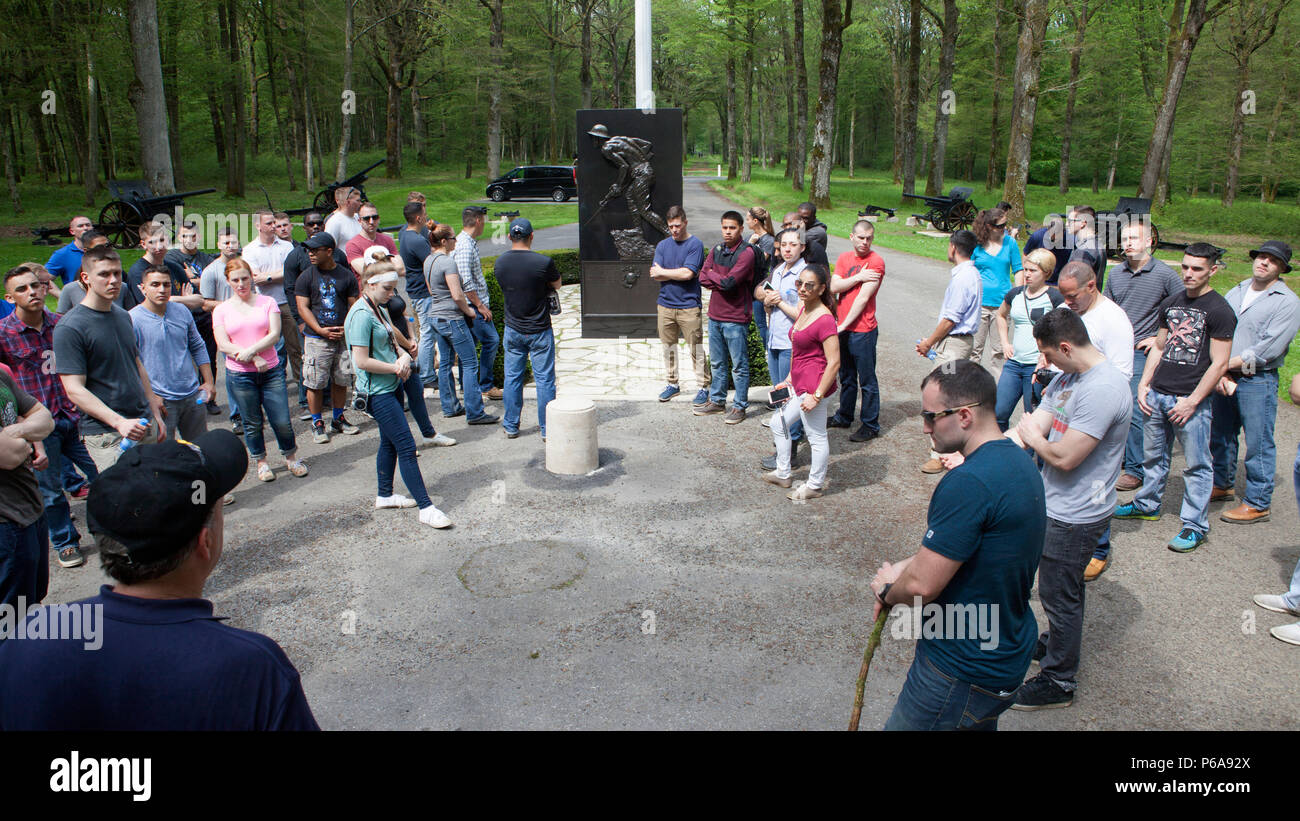 Marines aus der Zentrale und Service Bataillon, Sitz Marine Corps, Henderson Halle Pause an der Marine Denkmal in den Wäldern von Belleau, Frankreich, 26. Mai 2016 entsprechen. Der kommandierende General der französischen Armee offiziell umbenannt Belleau Wood als "Wald der Marine Brigade", 30. Juni 1918. (U.S. Marine Corps Foto von Sgt. Melissa Karnath/Freigegeben) Stockfoto