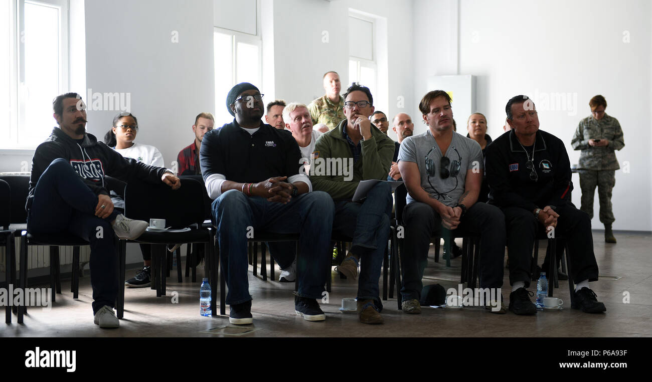 Die UFC-Kämpfer Tim Kennedy, ehemaliger NBA Spieler Sam Perkins, Schauspieler Matthew Lillard, modernes Country Music singer-songwriter Jerrod Niemann und Schauspieler Robert Patrick Hören zu einem Briefing in der cincu, Rumänien, als Armee Gen. Frank Gras, Chief, National Guard Bureau, der ersten National Guard USO Tour, 20. Mai 2016 führt. (U.S. Army National Guard Foto von Sgt. 1. Klasse Jim Greenhill) (freigegeben) Stockfoto