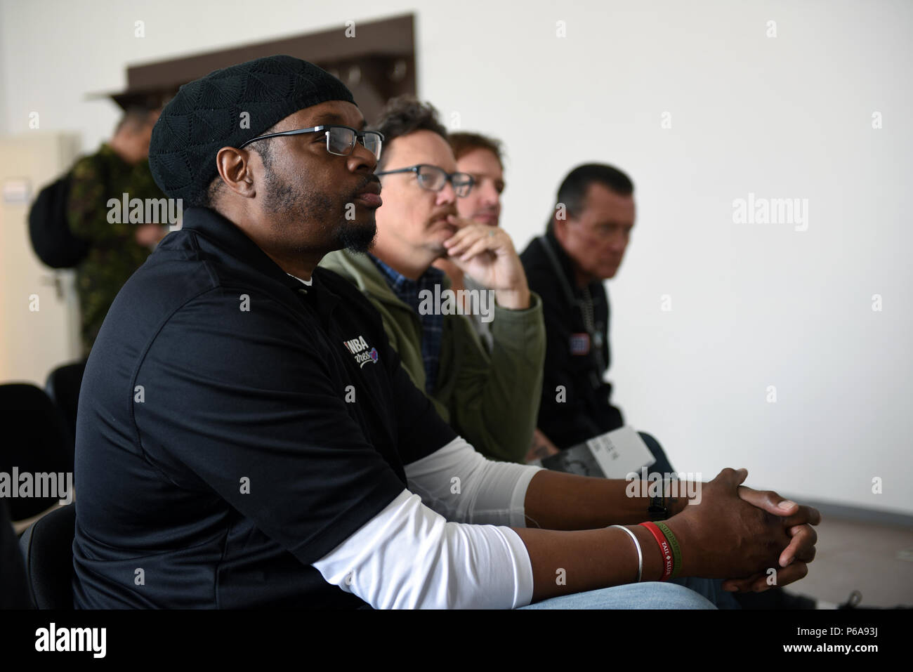 Ehemaliger NBA Spieler Sam Perkins hört auf einem Briefing in der cincu, Rumänien, als Armee Gen. Frank Gras, Chief, National Guard Bureau, der ersten National Guard USO Tour, 20. Mai 2016 führt. (U.S. Army National Guard Foto von Sgt. 1. Klasse Jim Greenhill) (freigegeben) Stockfoto