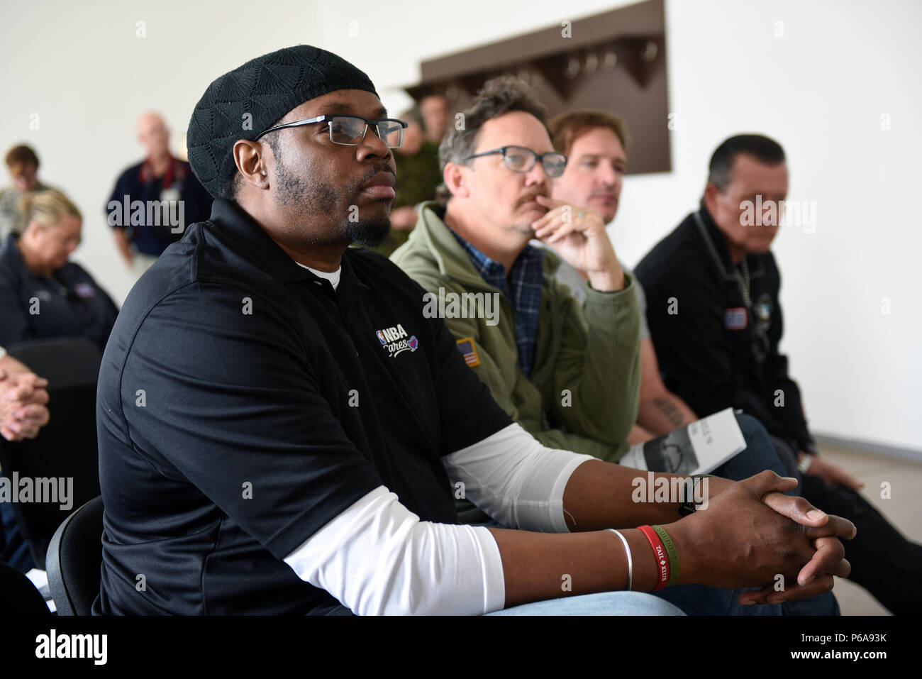 Ehemaliger NBA Spieler Sam Perkins hört auf einem Briefing in der cincu, Rumänien, als Armee Gen. Frank Gras, Chief, National Guard Bureau, der ersten National Guard USO Tour, 20. Mai 2016 führt. (U.S. Army National Guard Foto von Sgt. 1. Klasse Jim Greenhill) (freigegeben) Stockfoto