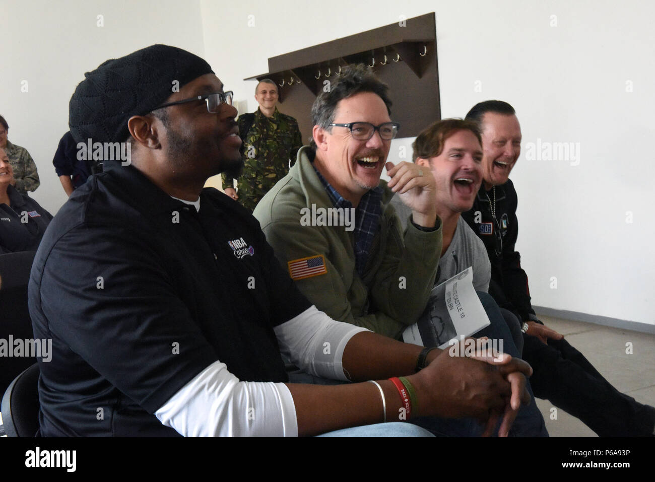 Ehemaliger NBA Spieler Sam Perkins, Schauspieler Matthew Lillard, modernes Country Music singer-songwriter Jerrod Niemann und Schauspieler Robert Patrick einen hellen Moment während einer Briefing im Bereich Schulungen, cincu Rumänien genießen, als Armee Gen. Frank Gras, Chief, National Guard Bureau, führt die erste Nationale Guard USO Tour, 20. Mai 2016. (U.S. Army National Guard Foto von Sgt. 1. Klasse Jim Greenhill) (freigegeben) Stockfoto