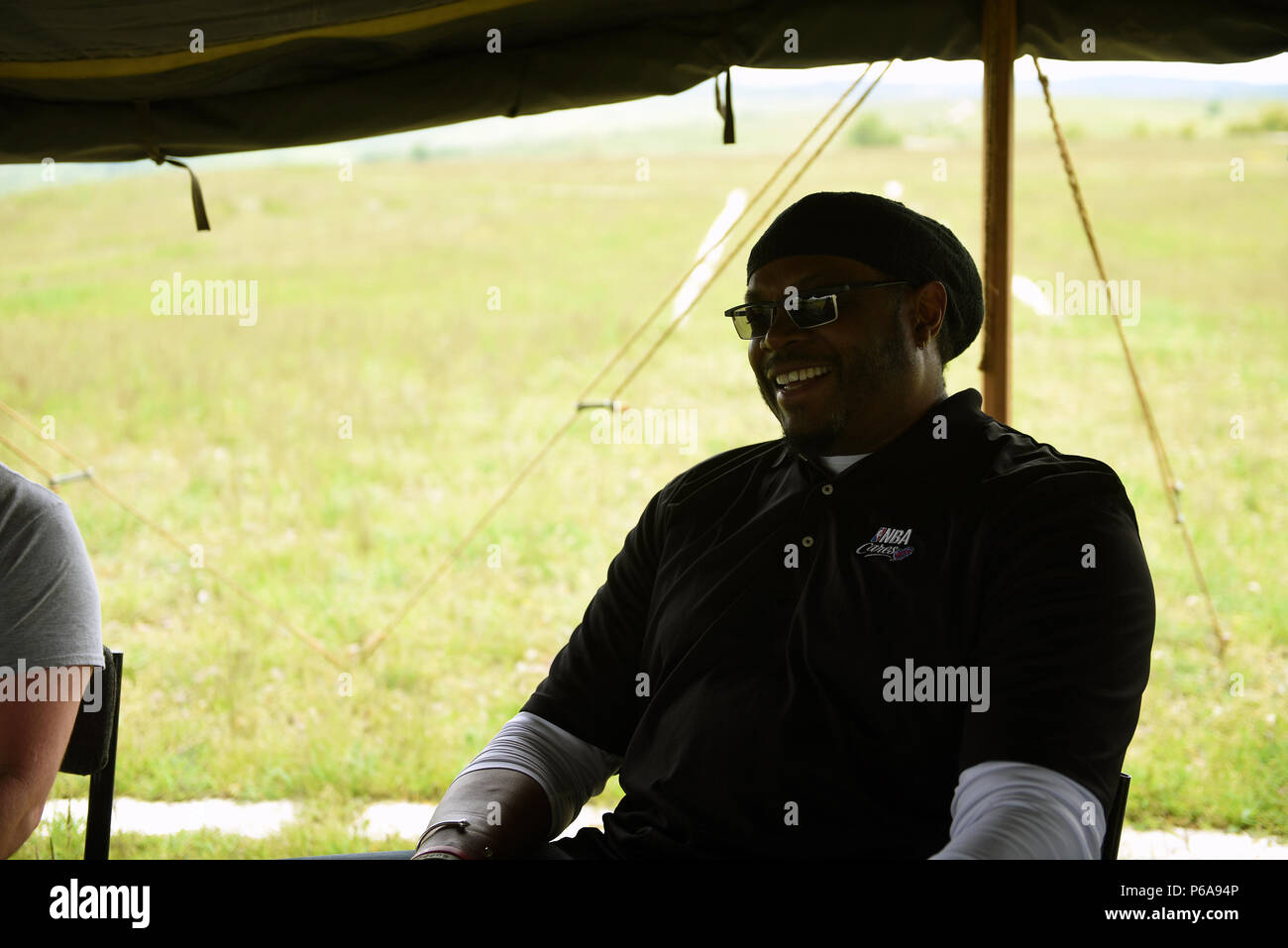 Ehemaliger NBA Spieler Sam Perkins entspannt, bevor eine Leistung an der Cincu, Rumänien, als Armee Gen. Frank Gras, Chief, National Guard Bureau, der ersten National Guard USO Tour, 20. Mai 2016 führt. (U.S. Army National Guard Foto von Sgt. 1. Klasse Jim Greenhill) (freigegeben) Stockfoto