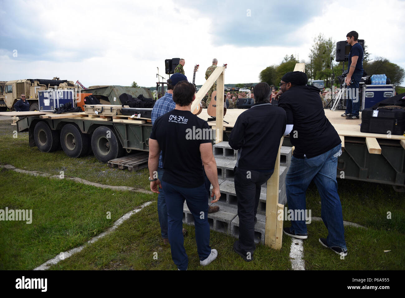 Schauspieler Matthew Lillard, UFC fighter Tim Kennedy, Schauspieler Robert Patrick und ehemaligen NBA Spieler Sam Perkins vorbereiten, auf die Bühne zu gehen, zu unterhalten und den US-amerikanischen und rumänischen Truppen an der Cincu, Rumänien motivieren, als Armee Gen. Frank Gras, Chief, National Guard Bureau, der ersten National Guard USO Tour, 20. Mai 2016 führt. (U.S. Army National Guard Foto von Sgt. 1. Klasse Jim Greenhill) (freigegeben) Stockfoto