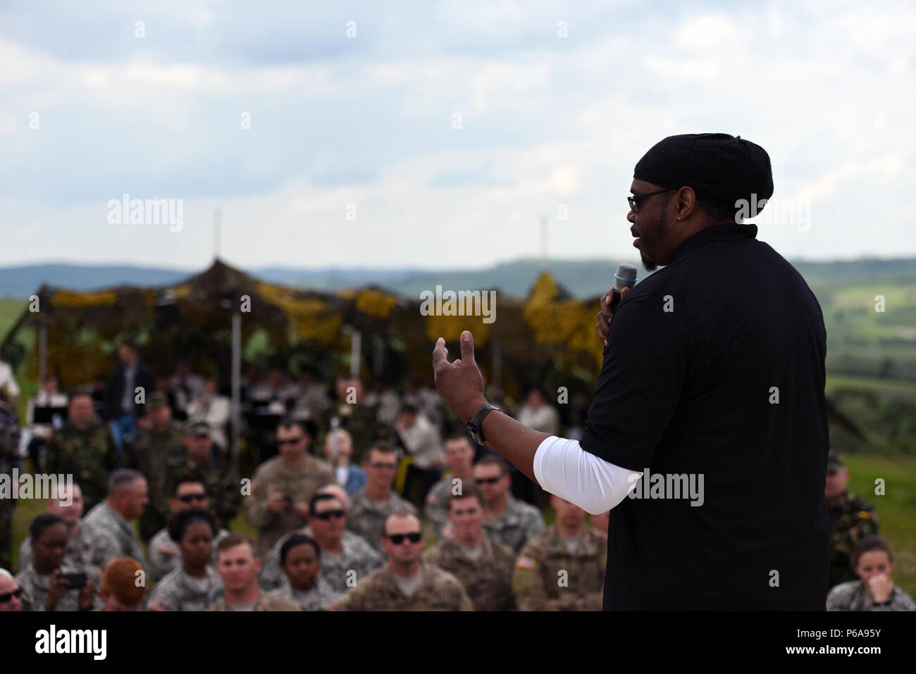 Ehemaliger NBA Spieler Sam Perkins motiviert die USA und Rumänische Truppen während eines USO-Show im Bereich Schulungen Cincu, Rumänien, als Armee Gen. Frank Gras, Chief, National Guard Bureau, der ersten National Guard USO Tour, 20. Mai 2016 führt. (U.S. Army National Guard Foto von Sgt. 1. Klasse Jim Greenhill) (freigegeben) Stockfoto
