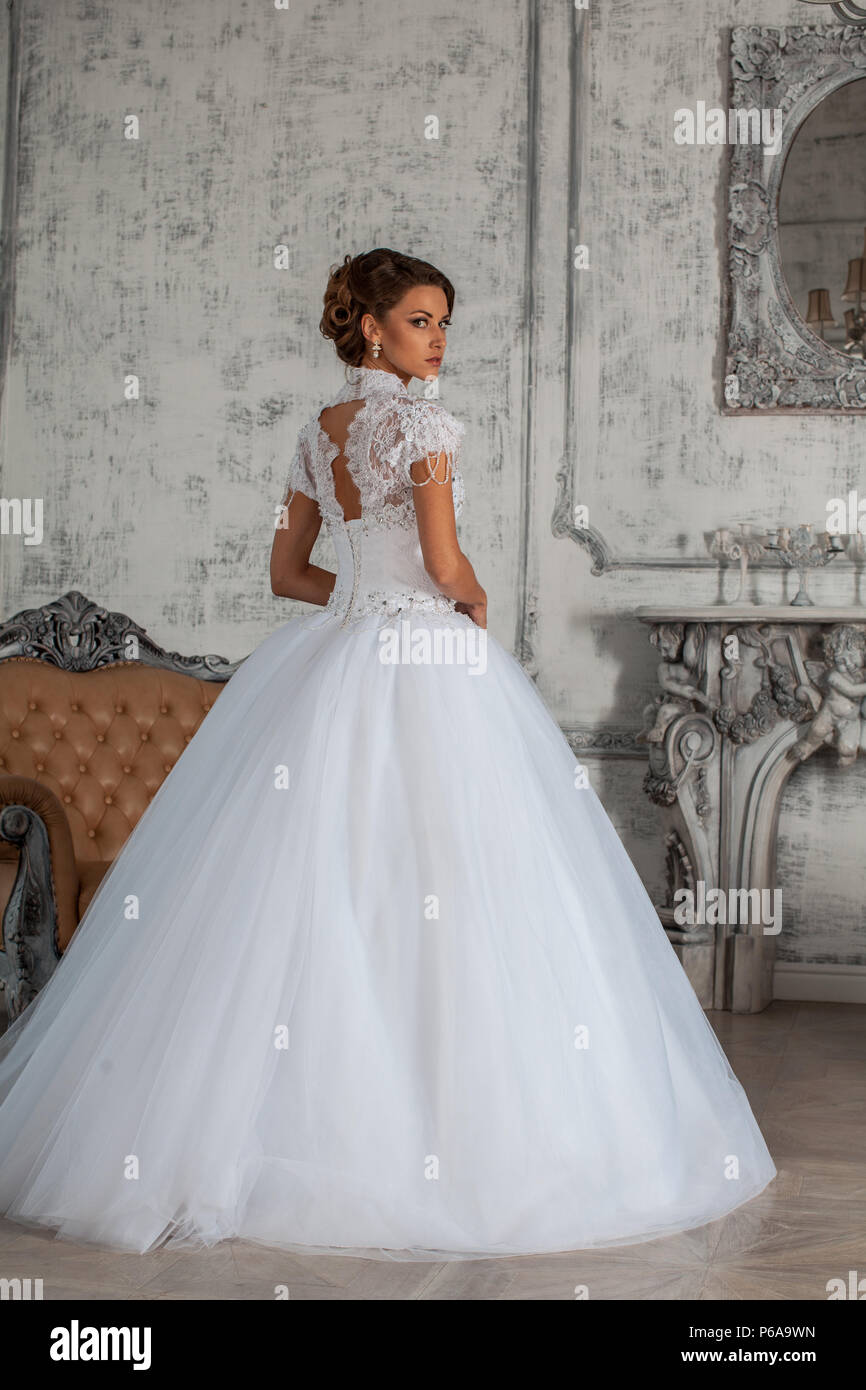 Wedding Dress in Paris. Braut in einer luxuriösen Wohnung in einem Hochzeitskleid. Stockfoto