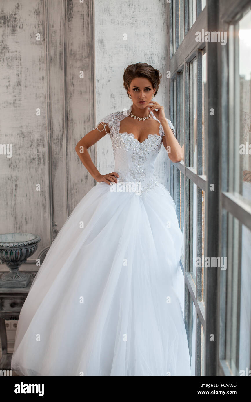 Wedding Dress in Paris. Braut in einer luxuriösen Wohnung in einem Hochzeitskleid. Stockfoto