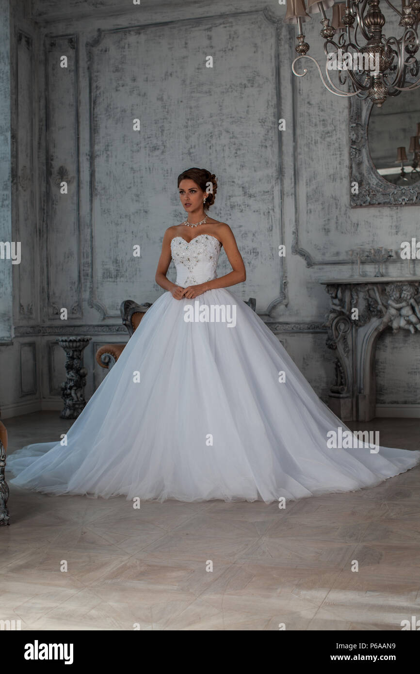 Wedding Dress in Paris. Braut in einer luxuriösen Wohnung in einem Hochzeitskleid. Stockfoto