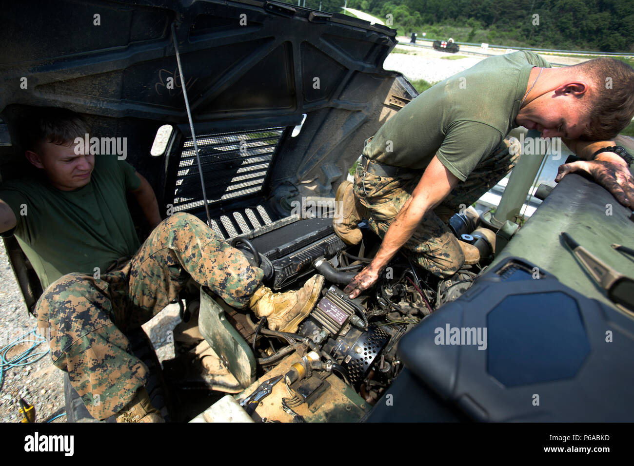 Lance Cpl. Christopher Kuhl, Links, und Lance Cpl. Christopher Clark fix ein Humvee, 28. Mai 2016, am Lager Rodriguez Feuer Komplex, Südkorea. Während Korea die Beseitigung von Explosivstoffen Übung, Mechaniker für die Reparatur von Fahrzeugen erfolgreich Transport Personal-, Getriebe- und Abbrucharbeiten für die Dauer der Übung. Kuhl, von Tee, S.D., ist ein Automechaniker. Clark, von Meadowview, Virginia, ist ein Ingenieur Systeme Elektrik Techniker. Die beiden Marines sind mit Unterstützung der Firma, 9 Techniker, 3. Marine Logistics Group, III Marine Expeditionary für Stockfoto