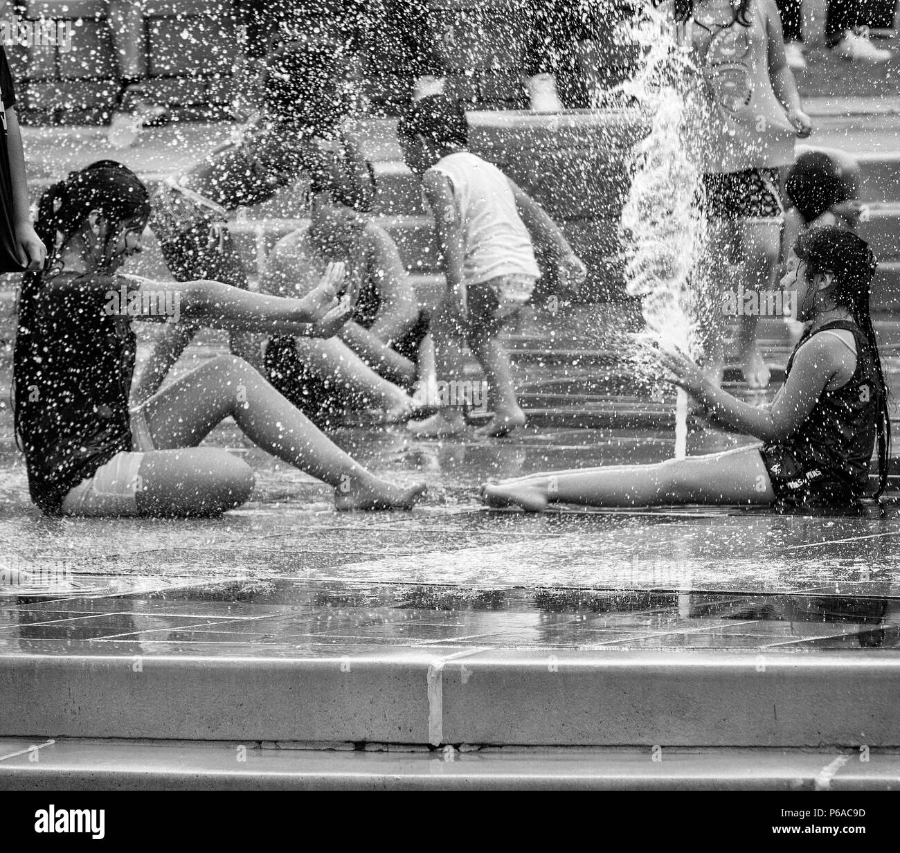 Kinder spielen im Wasser an der plashville" in Asheville, NC, USA Stockfoto