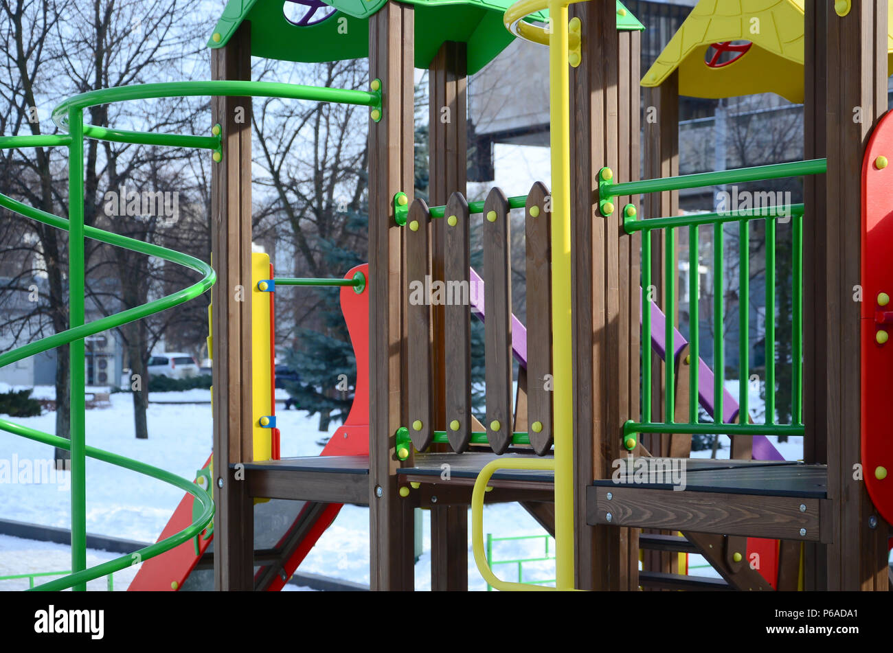 Fragment einer Spielplatz aus Kunststoff und Holz, die in verschiedenen Farben bemalt. Stockfoto