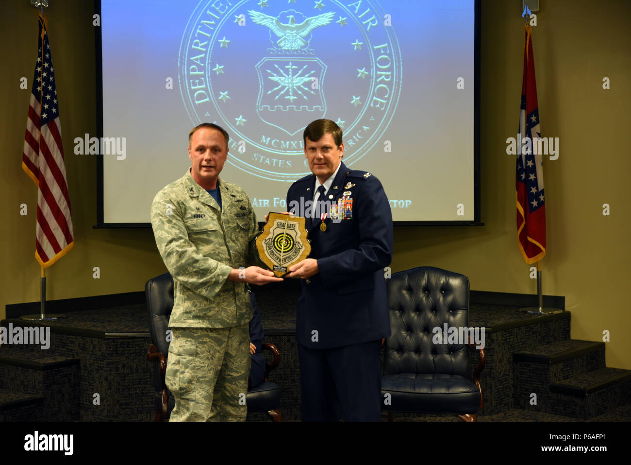 Oberst Brian T. Burger, der Kommandant der 188 Operations, erhält eine Uhr mit der United States Air Force Waffen Schule Patch von Oberst Robert Kinney, 188 Nachrichten-, Überwachungs- und Aufklärungssysteme Gruppenkommandant, 15. Mai 2016, bei einer förmlichen Zeremonie im Ruhestand Ebbing Air National Guard Base, Fort Smith, Arche als Befehl Pilot, Burger mehr als 6.100 Stunden der militärischen Flug während seiner 30-jährigen Karriere zahlreiche Flugzeuge, darunter die A-10 Thunderbolt II C'Warzenschwein, "die Flügel der letzte bemannte Flugzeuge. (U.S. Air National Guard Foto von älteren Flieger Cody Martin/Freigegeben Stockfoto