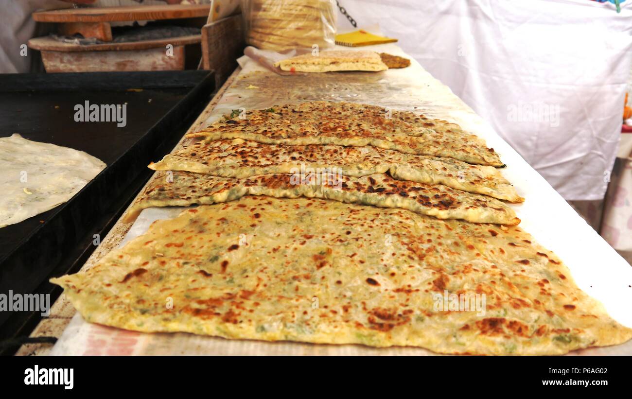 Türkische Pfannkuchen oder Gözleme (Essen) auf einem Stall in Fethiye, Türkei Stockfoto