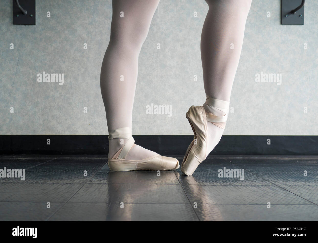 Ballet Dancer bis wärmen ihre Füße in ihrem Spitzenschuhe für Ballett  Klasse Stockfotografie - Alamy