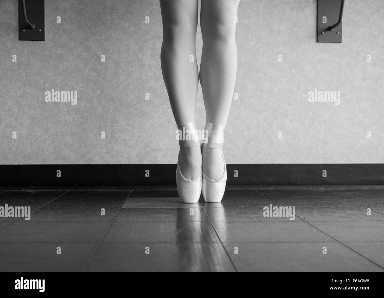 Schwarze und weiße Version von Ballet Dancer En Pointe in ihren Tanz Schuhe Stockfoto