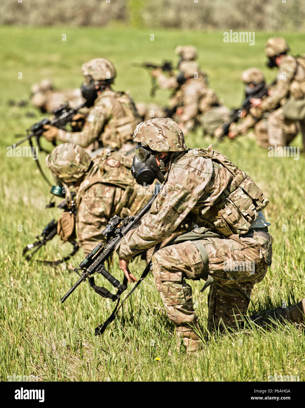 Verteidiger aus der 791 . Rakete Sicherheitskräfte Geschwader nahmen an jährlichen taktische Schulung am Minot Air Force Base, N.D., 23. Mai 2016. Ausbildung Stationen erlaubt SF Mitglieder kleine Einheit Kampftaktik zu üben, beschäftigen inert Rauchgranaten und Unfallversicherung Versorgung und Evakuierung durchführen. Diese Übungen waren nur ein kleiner Teil der taktischen Manöver training SF Mitglieder erhalten jährlich. (U.S. Air Force Fotos/Airman 1st Class J.T. Armstrong) Stockfoto