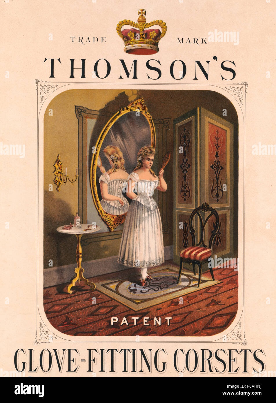 Thomson's Handschuh-Verschraubung Corsagen - 1874 Anzeige zeigt das Interieur: ein Zimmer mit einer jungen Frau, die mit dem Rücken zu einem großen Spiegel und halten einen kleinen Spiegel in der linken Hand, mit der sie sich in den größeren Spiegel sehen können; sie trägt ein Thomson Marke Handschuh-Verschraubung Korsett. Eine große Krone erscheint oben zwischen die Wörter 'Handel' und 'Markieren'. Stockfoto