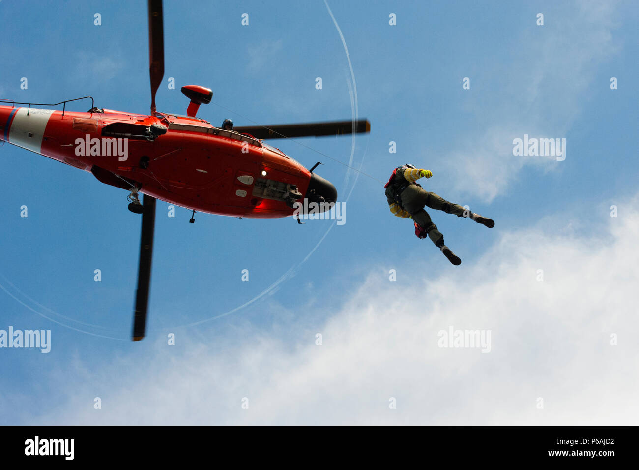 Der Küstenwache MH-65 Dolphin helicopter Crew von Air Station Los Angeles nahmen an cliff Operationen vor der Küste von Point Vicente Leuchtturm April 6, 2016. Die Besatzung durchgeführt Cliff rescue Szenarien einschließlich Rettung ein Mannequin von einer Felswand. U.S. Coast Guard Fotos von Petty Officer 1st Class Sondra-Kay Kneen. Stockfoto